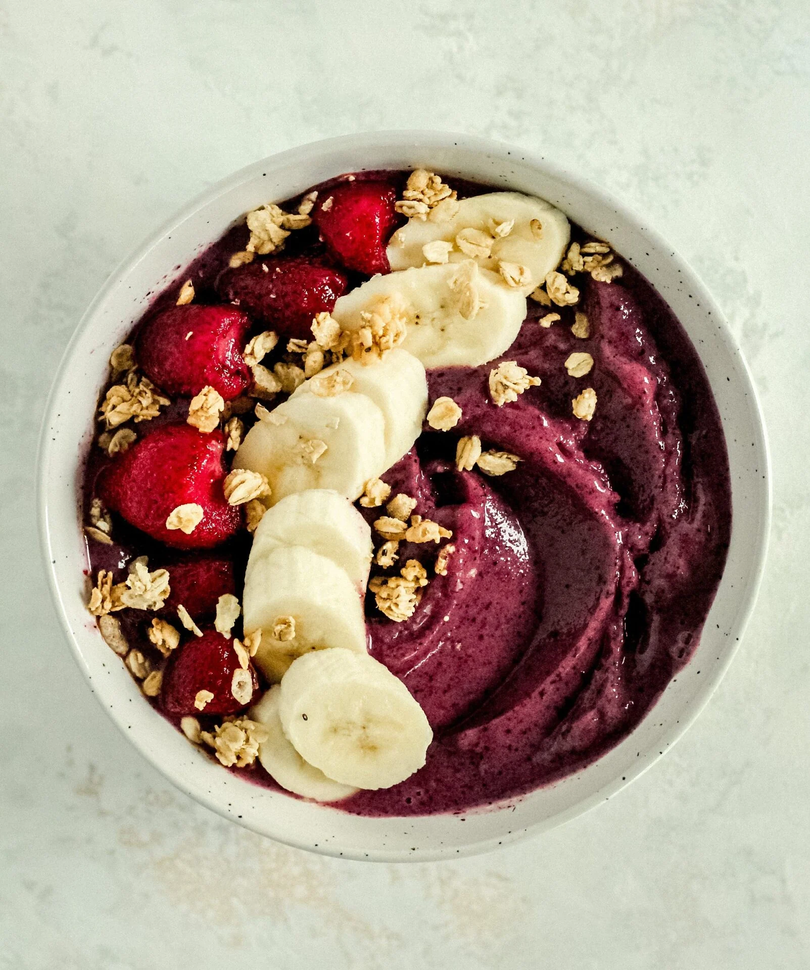 Bowl de açaí con banano y granola