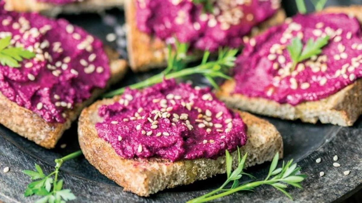 Tostadas con hummus de remolacha