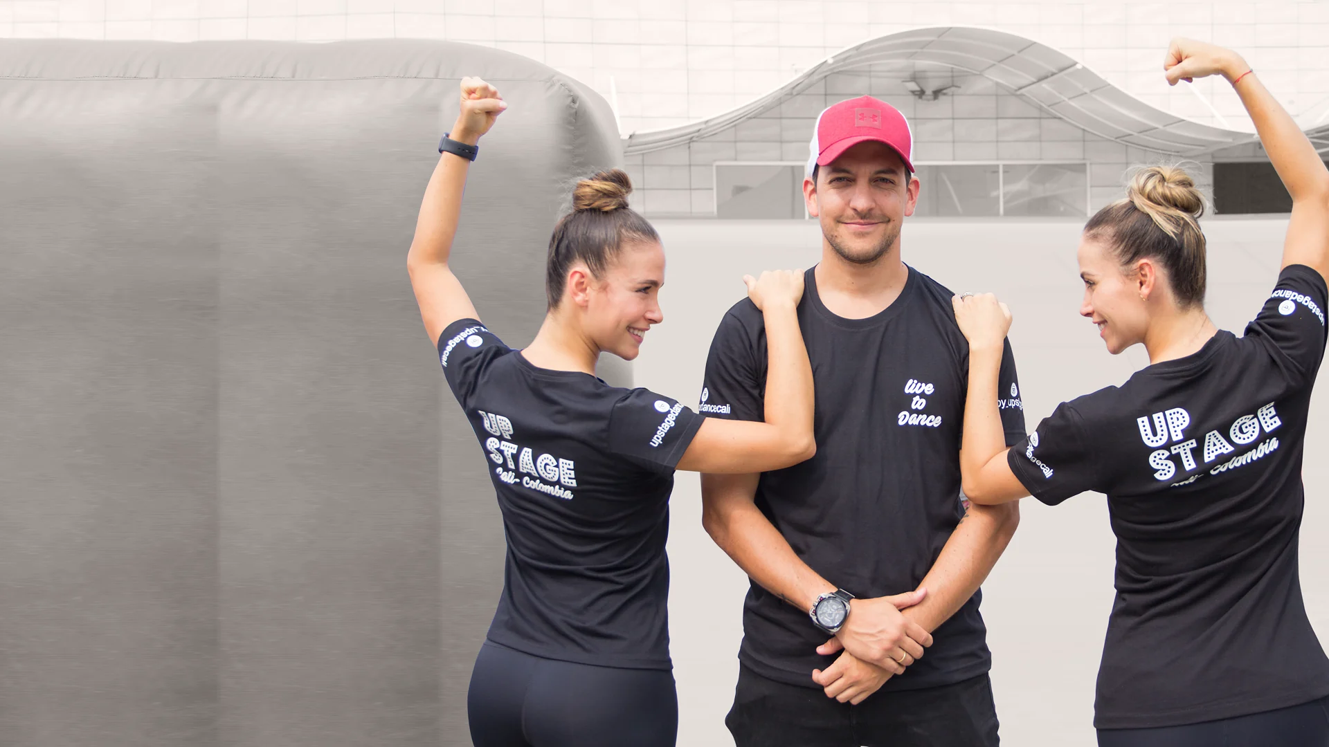Tres integrantes del equipo con la camiseta de UpStage
